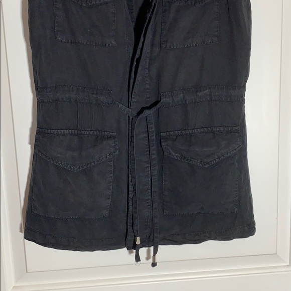 Black vest with pockets, tie, and hidden buttons - Picture 5 of 5